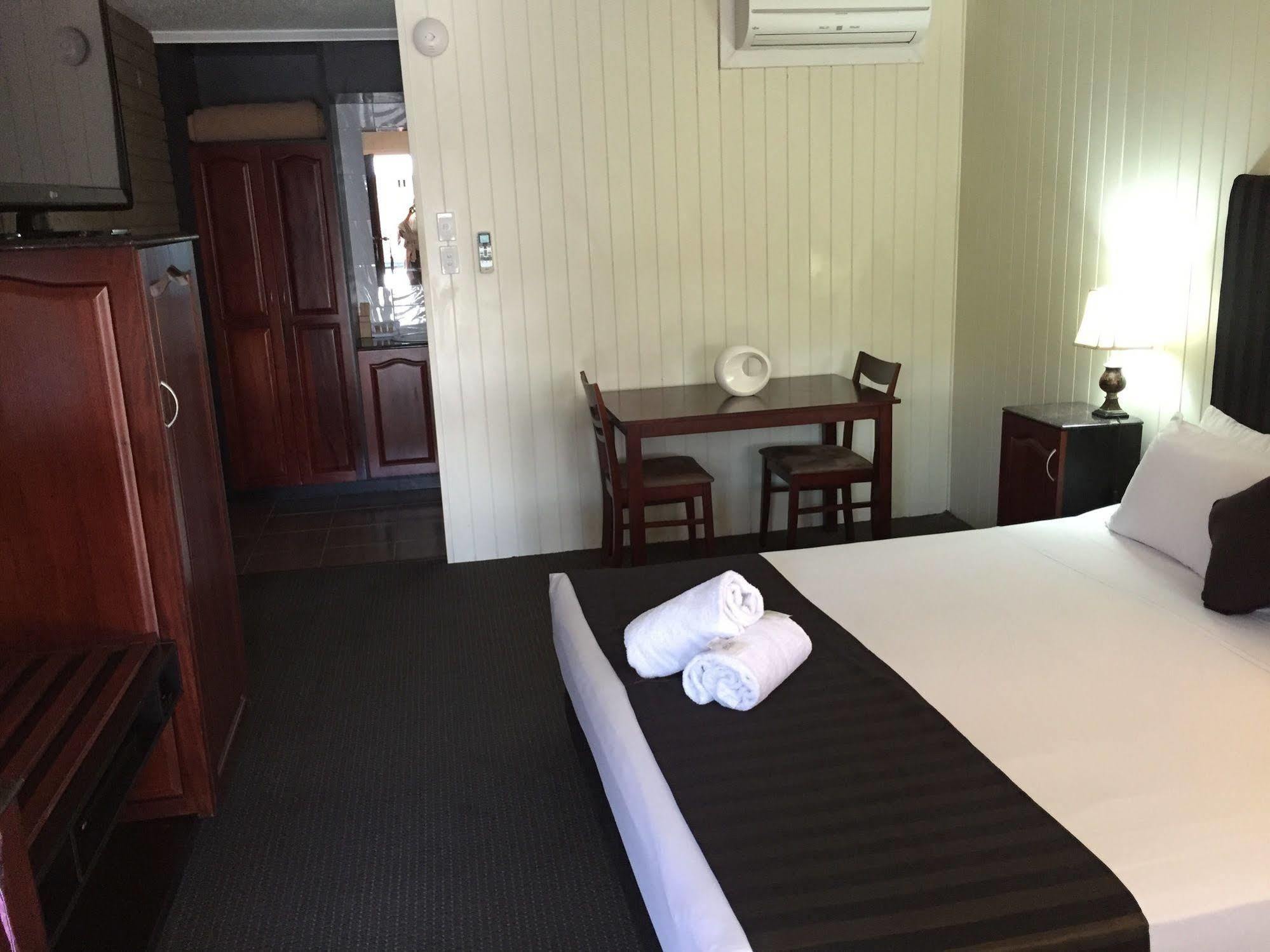 Country Plaza Motor Inn Mackay Buitenkant foto